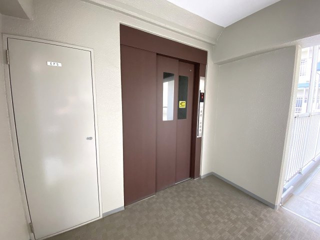 エレベーター　上階への移動もスムーズで快適なエレベーター完備。重いお買い物袋やスーツケースの持ち運びもラクラクで、日々の移動ストレスを大幅に軽減してくれます。