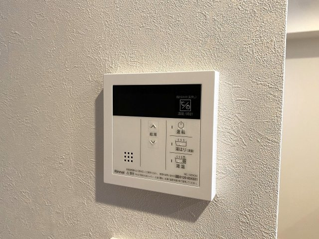 追い焚き機能　スイッチひとつでお湯はり・保温・追い焚きが可能な自動お風呂機能を完備。帰宅時間が異なるご家族でも、いつでも温かいお湯で快適に入浴していただけます。