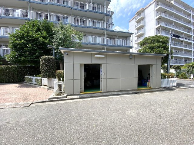 ゴミ捨て場　居住者専用の「敷地内ゴミ置場」完備。曜日ごとのルールに合わせてスムーズに出せるため、悪天候の日や忙しい朝のゴミ出しもストレスなく行えます。