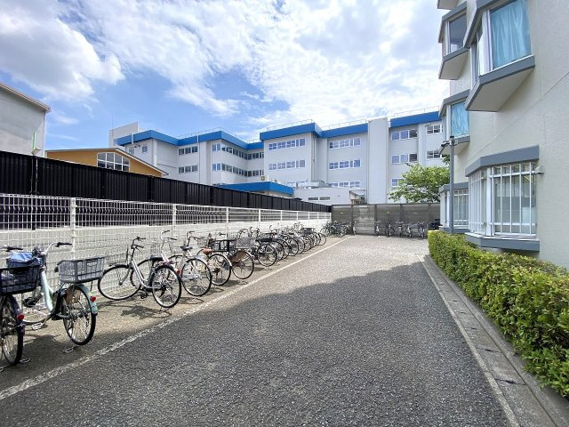 駐輪場　敷地内には屋根付きの駐輪場を完備。駅や近隣のスーパー、公園などへのお出かけ、通勤・通学、お子様の自転車の置き場として大活躍します。