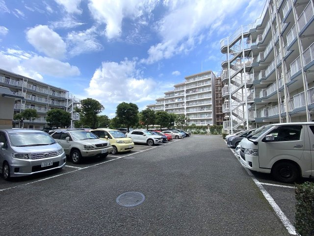 駐車場　敷地内に平面駐車場を完備（月額15、000円）。お車をお持ちのご家族にも安心の環境で、お買い物帰りやお出かけ時の荷物の出し入れもスムーズです。