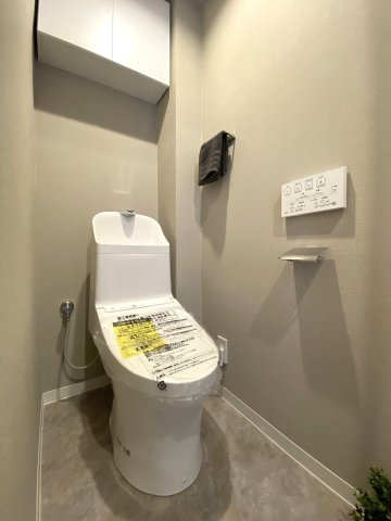 トイレ新規交換　トイレ設備新規交換済み！温水洗浄便座付きで毎日気持ちよくお使いいただけます。クロスも貼り替えられており、清潔感のある明るい空間に仕上がっています。