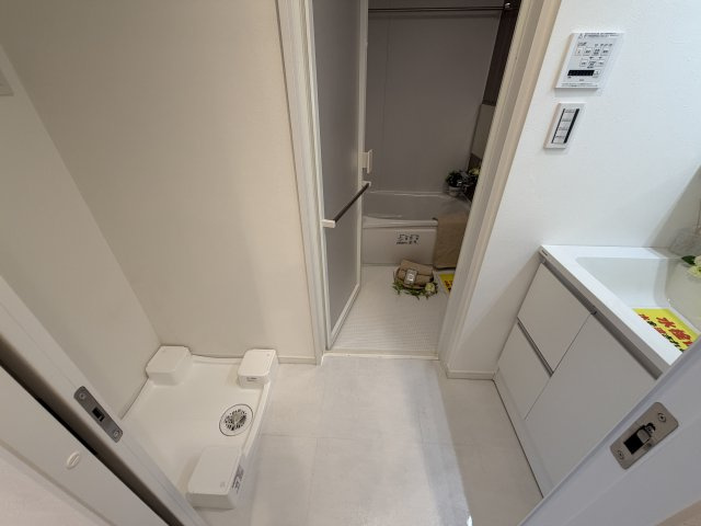 【機能的な動線を確保した洗面脱衣室】洗面化粧台、洗濯機置場、そして浴室へスムーズに繋がる、毎日の身支度や家事が効率よく行える生活動線。