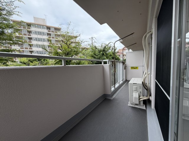 【お洗濯や気分転換に便利なワイドバルコニー】　十分な横幅を確保し、洗濯物や布団を一度にたくさん干すことができる機能的な屋外スペース。