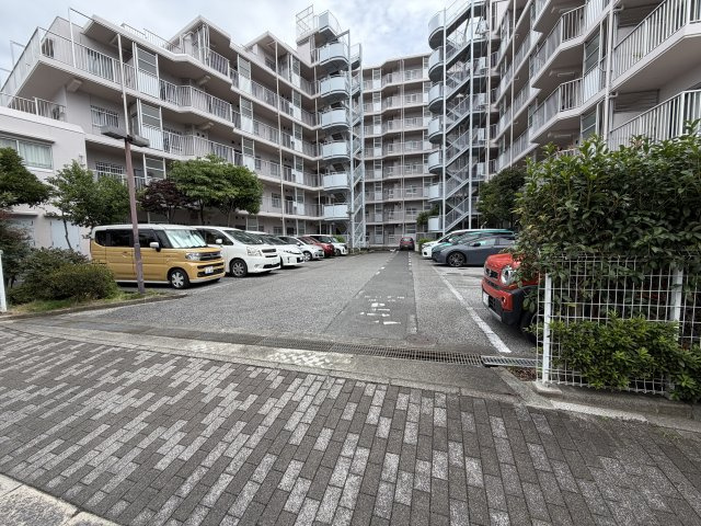 【敷地内に完備された広々とした平置き駐車場】　お車の出し入れや重い荷物の積み下ろしもスムーズに行える、利便性に優れた広大な駐車スペース。