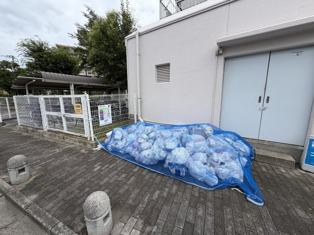 収集日にはしっかりとした青い防鳥ネットで覆われ、敷地内の美観と衛生面を綺麗に保つ安心のゴミ集積スペース。