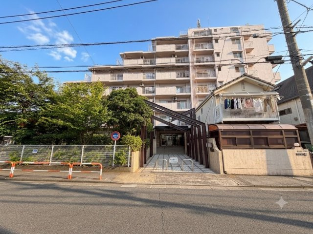 【格調高い佇まいの正面エントランス】特徴的なアーチ型のゲートデザインが住まう人を優雅に迎え入れる、マンションの顔にふさわしい意匠。