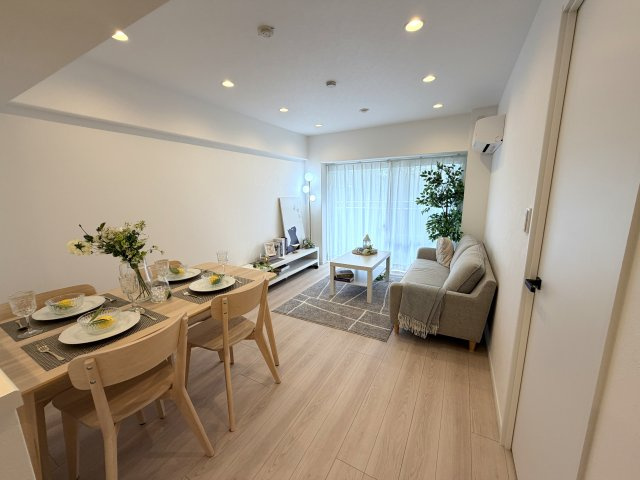 【暮らしをスマートにする縦長レイアウト】食事を楽しむダイニングと、ゆったり寛ぐリビングのゾーン分けが美しく連動し、家具配置もしやすい機能的な間取り。