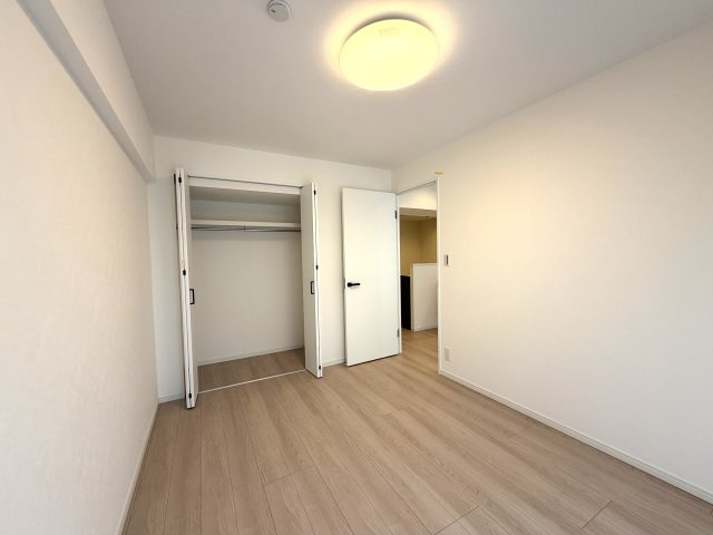 【お部屋をすっきり見せる白い建具】クローゼットの折れ戸や出入り口のドアを白で統一することで、圧迫感を抑え空間全体に明るさと広がりをプラス。