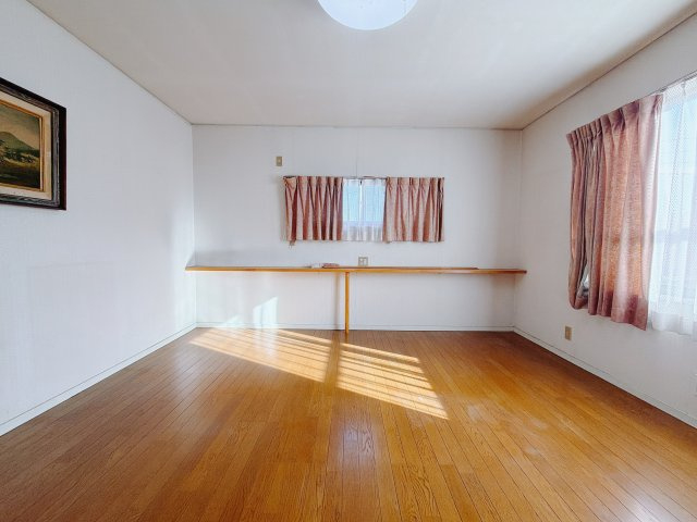 ■2階洋室｜お子様の一人部屋にピッタリな洋室。木のぬくもりを感じるフローリングは、天然木の味わいが時とともに深みを増していきます。また、傷にも強く、フリーワックスでお手入れもラクラクです♪