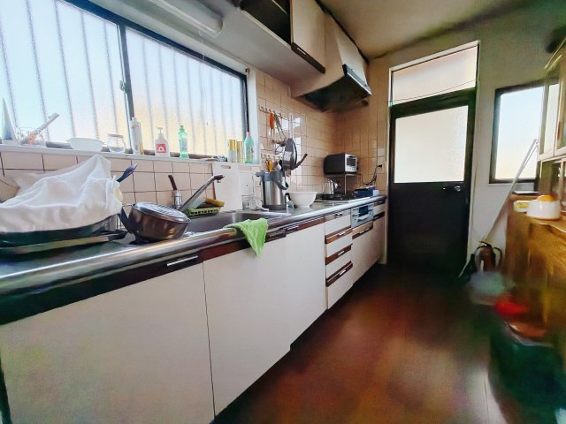 ■キッチン｜大きなお鍋や調理用具のも出し入れラクラクな収納がたっぷり！毎日使う場所だからこそ、無理のない姿勢で作業できるのは嬉しいポイントですね(*＾＾*)♪