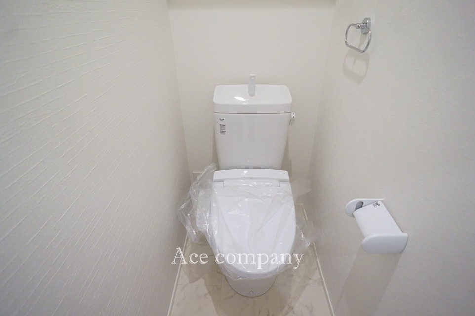 トイレは1階と2階の各階に完備♪ともに同仕様のシャワートイレです☆