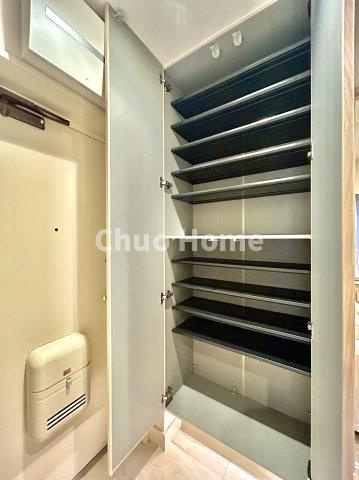 【玄関】玄関には大型のシューズクローゼットを設置しておりますのでいつでもスッキリりとした空間を保てます。玄関周りを清潔に使うのはとても大事なことですよね。