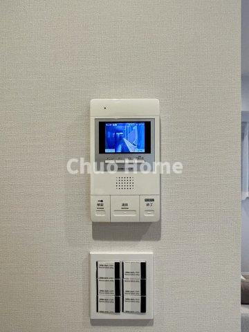 【モニターホン】誰が来たかすぐにわかるカラーモニター付きインターホン。通話ボタンを押すまでは室内の音は漏れていませんので相手を確かめてから応対できます。