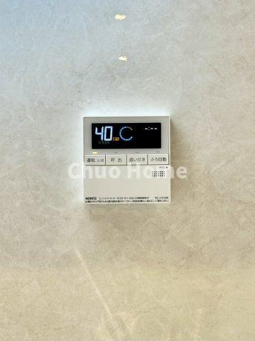 【給湯リモコン】外での一日を忘れさせてくれるオートバス機能でお好みの湯量・温度に調整された浴槽。