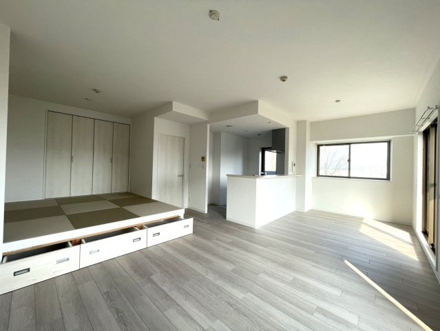 広々としたリビングは家具の配置もしやすく、ライフスタイルに合わせた使い方が可能。フローリングも落ち着いた色合い。どんなインテリアにも馴染みやすい仕様。リフォーム済みで統一感のある空間に仕上がっています