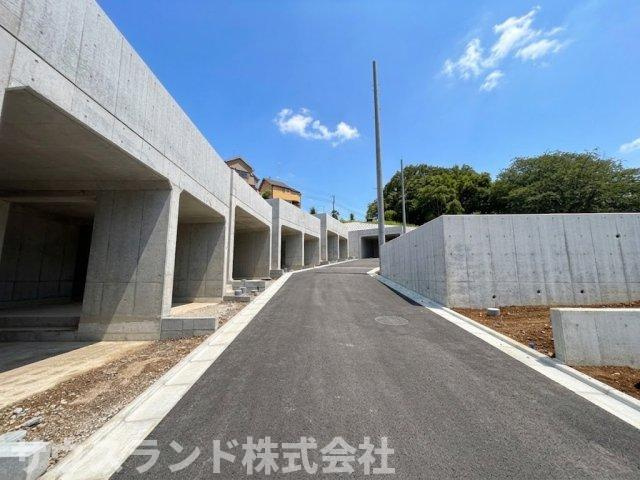 電柱や電線が視界を遮らないスッキリとした青空を満喫できる分譲地です！道路の舗装も美しくお子様と手を繋いでの歩行も安全に行えます。陽当たりも良好で毎日明るい気分でお出かけできる美しい街並みです！