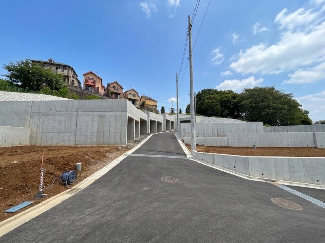 綺麗に舗装された分譲地内の道路は道幅が広く対向車とのすれ違いも安心な環境です！高台に位置しているため大雨などの水害リスクも低減され安心です。澄んだ空気の中で健やかな毎日を過ごせる住みよい街です！