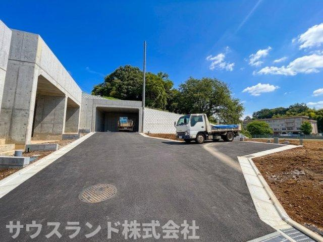 車庫前にもゆとりがあり来客時の駐車や荷物の積み下ろしも余裕を持って行えます！周辺の交通量も少ないため小さなお子様がいるご家庭でも安心の住環境です。静かで落ち着いた毎日をお過ごしいただけます！