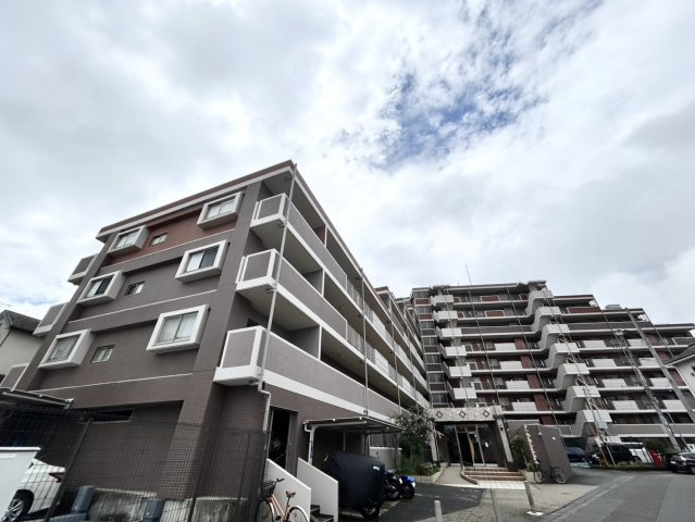 外観はマンション管理がされているかの目安になります。築年数が古いと、壁面は劣化してひび割れが生じることも！建物が古びていても細かいところが修繕されていると、きちんと管理されているなぁと感じるでしょう。