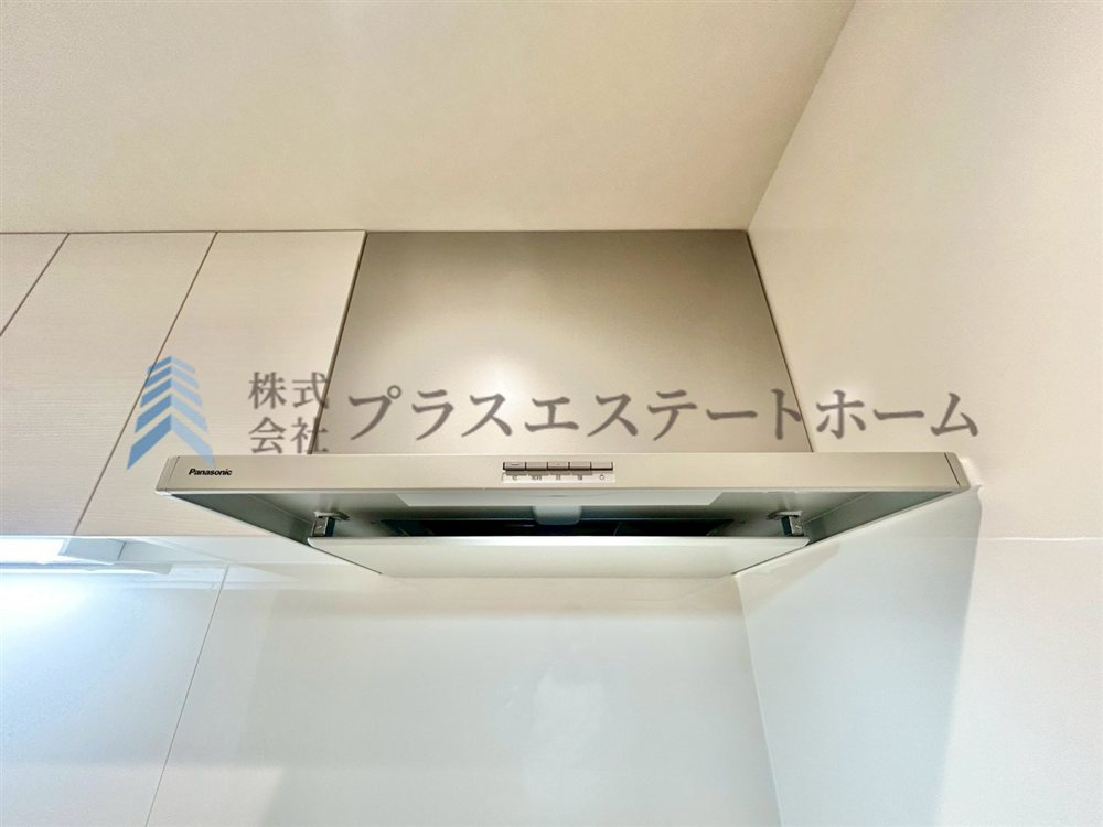 【同社施工事例】圧迫感を与えないスリムなデザインが魅力のレンジフードです♪お手入れしやすい形状です♪