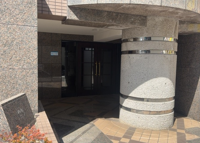 マンションのエントランスには、もともと風よけや防犯の役割がありますが、マンションによって宅配ボックスなどの設備が備わっている所もあります。日々の生活をイメージしながら生活しやすさをチェックしましょう。