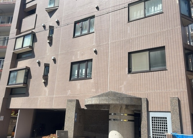 外観はマンション管理がされているかの目安になります。築年数が古いと、壁面は劣化してひび割れが生じることも！建物が古びていても細かいところが修繕されていると、きちんと管理されているなぁと感じるでしょう。