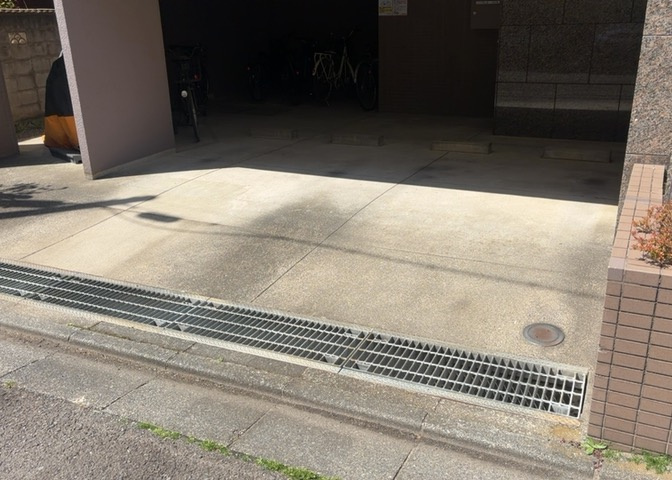 駐車場と明記されていても、最小スペースでつくられた駐車場だと大型車は駐車できなかったり、出入りしにくくなったりする可能性があります。お車のサイズと購入したい物件の駐車場のサイズを現地で確認しましょう。