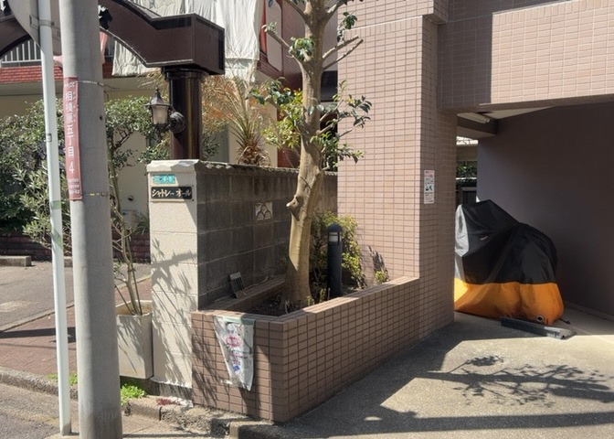 物件によっては、入居者が個人的に使用できる専用庭がついているものもあります。また、住宅の中にある土間の部分を庭と呼ぶこともあります。庭の用途は住む人によって変わり、それによってデザインもさまざまです。