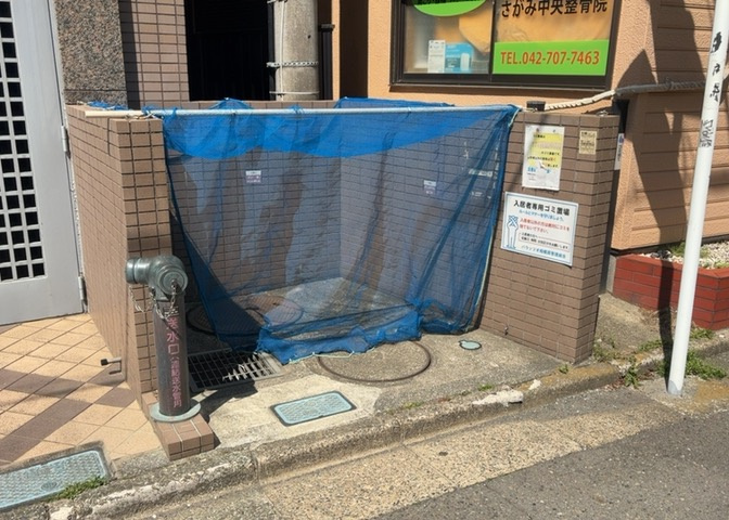 共有部分は、住民なら誰もが使える設備のこと。例えば駐車場やエレベーター、インターネット設備、セキュリティ設備などがあります。他にも、マンションの廊下・外部階段やエントランス・ゴミ置き場などがあります。