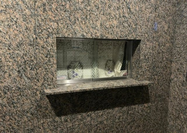 受付はマンションコンシェルジュがいる場合もあれば、管理人が滞在する小部屋を総称して呼ぶことがあります。主にエントランスに設置されていることから、防犯面でも期待ができます。防犯設備がない場合はより安心！