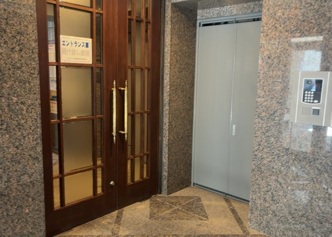 ラウンジは、マンションの共用スペースに椅子やテーブルなどを配置した利用者が寛げる空間です。屋内型ラウンジと屋外型ラウンジがあります。共用部分の管理状況と合わせて、詳細については現地でご確認ください。