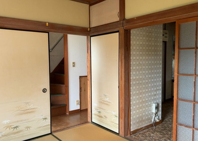 寝室でゆっくりと過ごすためにはベッド周りの適度な空間を担保することや窓の位置、照明の明るさ、寝室の広さなどを考える必要があります。自身や家族の構成とライフスタイルに併せて寝室にする部屋を選びましょう！