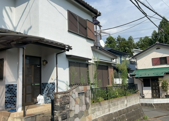 住宅用の土地では前面道路に2m以上接していなければならないと法律で定められています。しかし、お持ちの車のサイズやライフスタイルなどにより、2mでは利便が悪い場合もございますので、事前に確認しましょう。