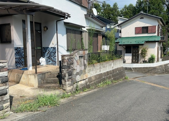 お持ちの車種によっては前面道路が広い方が便利でしょう。しかし、前面道路が広ければその分交通量が多くなるため、騒音などが気になる場合があります。実際に現地を見学し、周辺交通量や騒音などを確認しましょう！