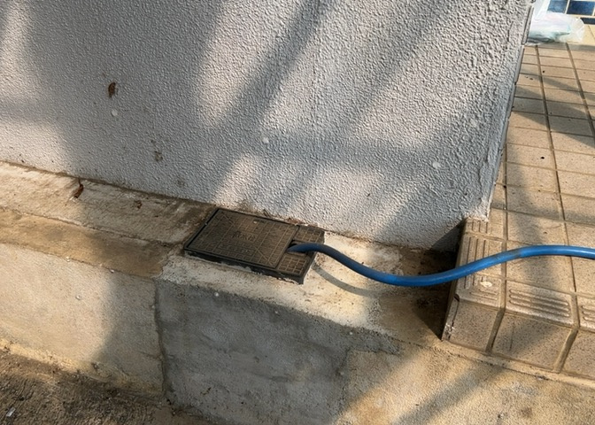 敷地内に散水栓や立水栓があると便利です。水道水を直接利用できるため、水を運ぶ手間を省くことが出来ます。大量の水を必要とする洗車作業や清掃などに役立ちます。その他設備とあわせて、現地でご確認ください。