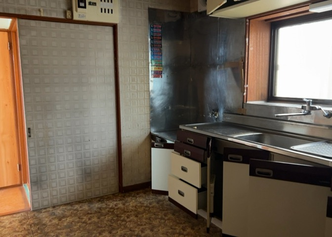 DKの物件でも広く見せたい方は、ダイニングスペースを広く使えるように工夫しましょう。低めのダイニングソファを置くと、家具の圧迫感が減り、広く見せることができ、ダイニングをリビングのように使用できます！