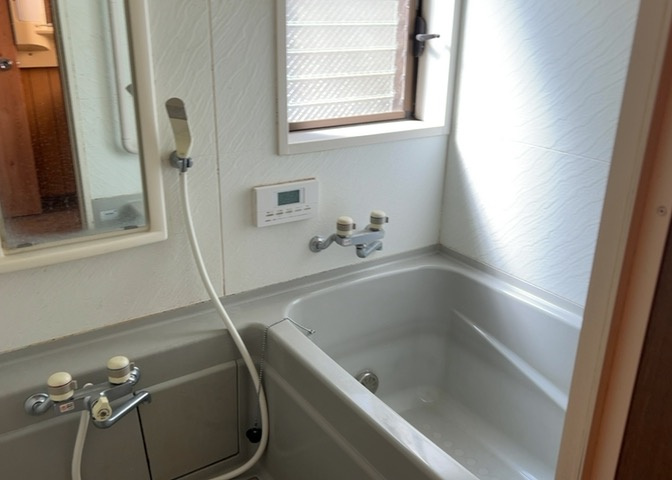 入浴時の快適さも大事なことですが、綺麗な状態を維持できなければ気持ちよく入浴できません。毎日の掃除が楽という点は大事なポイントになります！カビが生えにくく掃除がしやすい、壁や浴槽を選ぶといいでしょう。