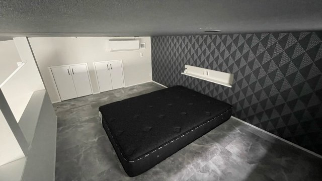 ロフト部分には便利な収納スペースを完備。奥行きのある収納扉付きで、季節の衣類や寝具、趣味の道具などをすっきりと整理できます。低い天井ながらも圧迫感の少ない設計で、快適に過ごせる落ち着いた空間。