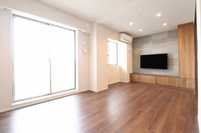 【リビングダイニング】大きな窓からたくさんの陽が差し込み、お部屋全体がとても明るく、暖かみある空間です☆
