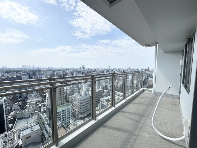 高層階ならではの開放的な眺望を楽しめるバルコニー。陽当たり・通風も良く、お洗濯物を干すスペースとして便利にご利用いただけます。