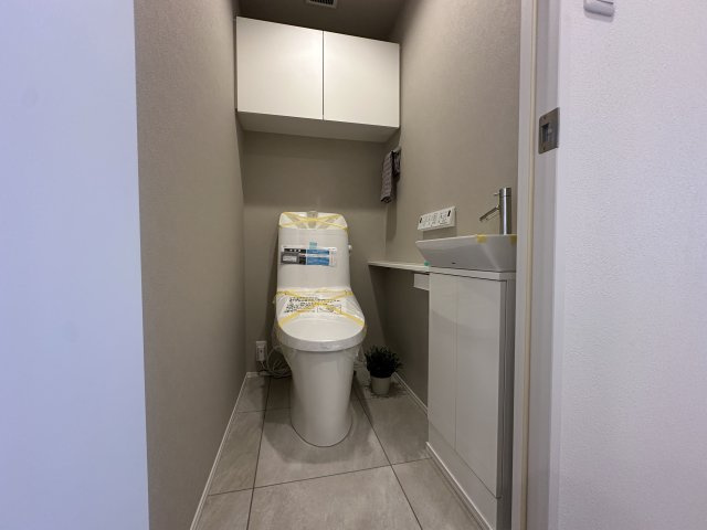 新規交換のトイレです。上部に収納がありすっきりと清潔感があります。