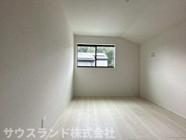 二面採光で明るく風通しの良い洋室です！子供部屋としてはもちろん、テレワーク用の書斎や趣味のお部屋など多目的にご活用いただけます。シンプルな内装で、どんなインテリアもスッキリと馴染むお洒落な空間です☆
