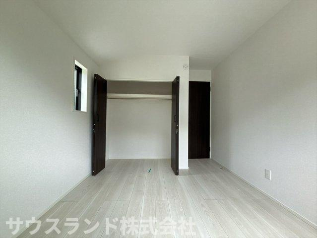 オープンタイプのクローゼットを備えた洋室です！衣類をサッと掛けられ、湿気がこもりにくいのが嬉しいポイント。お気に入りの洋服をショップのように見せて収納でき、毎日のコーディネート選びが楽しくなります♪