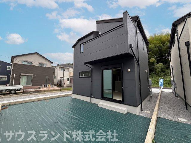洗練されたモダンな黒の外壁が目を惹く外観です！複数棟が立ち並ぶ整然とした美しい街並みが形成されています。駐車スペースもゆとりがあり、毎日のお出かけや買い物の荷物の出し入れもスムーズに行えて便利です☆