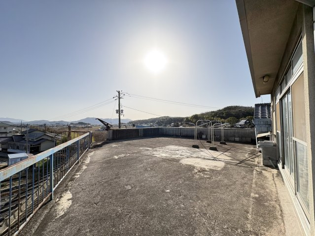 開放感あふれる広々としたバルコニー。周囲に高い建物が少なく、神辺町の穏やかな景色を一望できます。洗濯物干しや家庭菜園、趣味スペースなど多目的に利用可能。休憩スペースとしても活用できる贅沢な空間です。