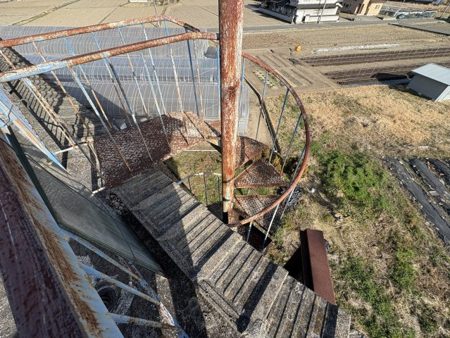 バルコニーへとつながる螺旋階段は、外部動線として使いやすい構造。住居部分を通らずバルコニーへアクセスできるため、事業利用時にも便利です。開放感ある景色を楽しみながら昇降できる点も魅力。
