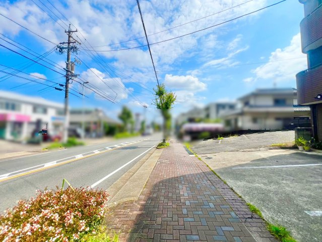 前面道路はバスも通行しますので、人目につきやすい立地です！