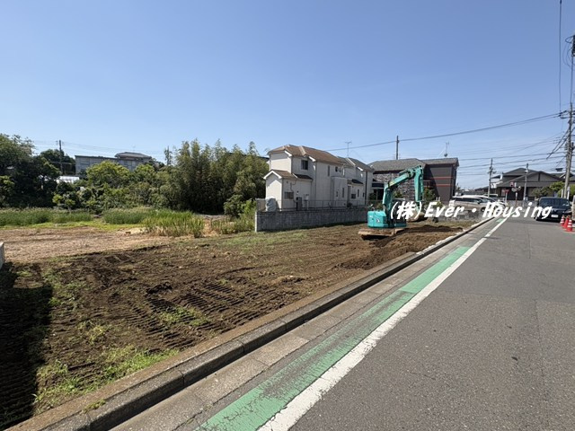 現地全体を望む写真。開放感ある道路付けと整った区画形状が魅力です。