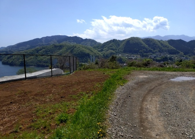 土地の形が極端に長細かったり、狭小地、あるいは道路との高低差がある傾斜地だった場合、後々売ろうとしても買い手がつかない場合もあります。後々、売却することになった時に価値の下がらない土地を選びましょう。